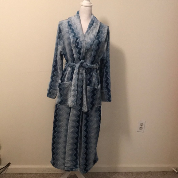 Robe - Picture 2 of 8